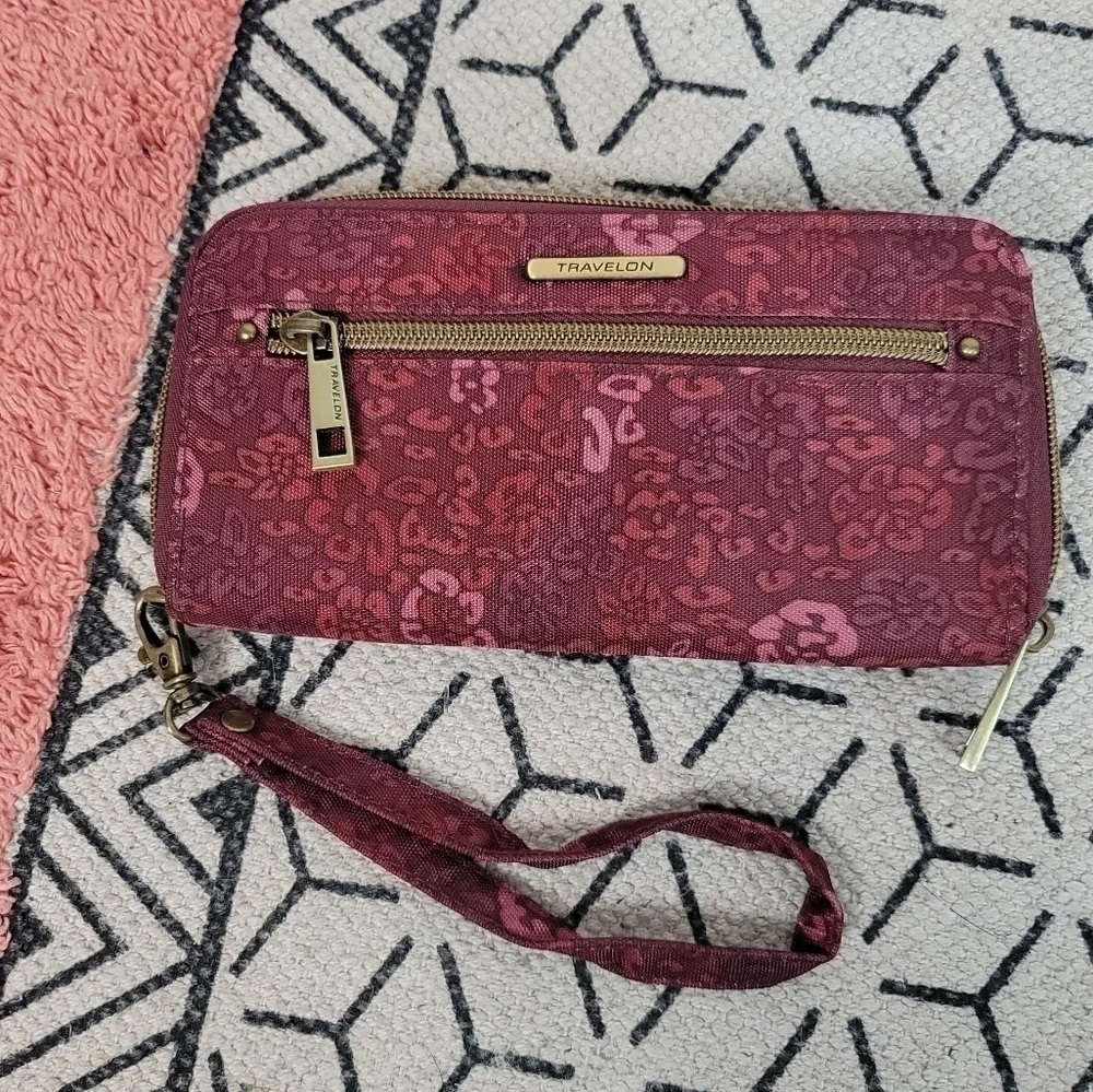 TRAVELON MAROON FLORAL FULL ZIPPER WALLET w WRISTLET